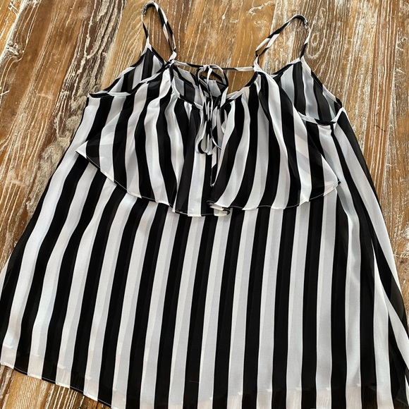 Gianni Bini black & white tiered top M EUC - Picture 5 of 9